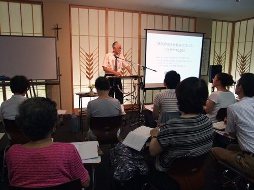堀越氏の講演に耳を傾ける参加者たち＝１４日、東京都台東区のウェスレアン・ホーリネス神学院で