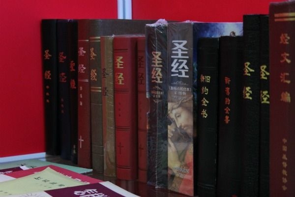 中国の様々な種類の聖書が展示された。２０１１年９月２９日、米首都ワシントンＤ．Ｃ．で（写真提供：米ＣＰ）。