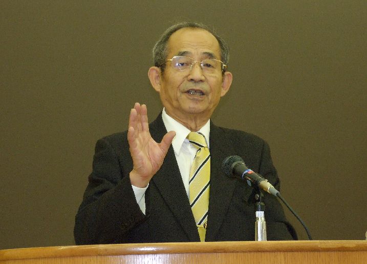 明治学院学院長久世了氏。２０１１年１０月８日、明治学院大学白金校舎（東京都港区）で。