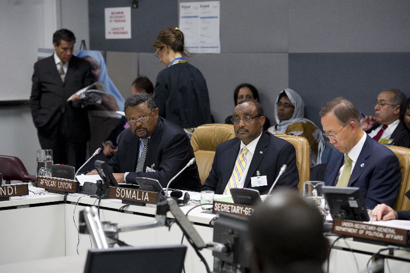  アフリカ連合議長ジーン・ピン氏（左）、ソマリア暫定政府首相モハメド・アリ氏（中央）、国連潘基文事務総長（右）、２０１１年９月２３日、米ニューヨークのソマリアミニサミットで（写真提供=国連）。 
