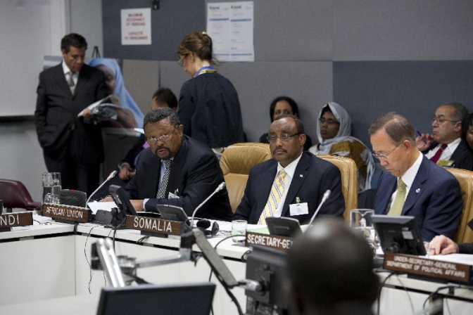  アフリカ連合議長ジーン・ピン氏（左）、ソマリア暫定政府首相モハメド・アリ氏（中央）、国連潘基文事務総長（右）、２０１１年９月２３日、米ニューヨークのソマリアミニサミットで（写真提供=国連）。 
