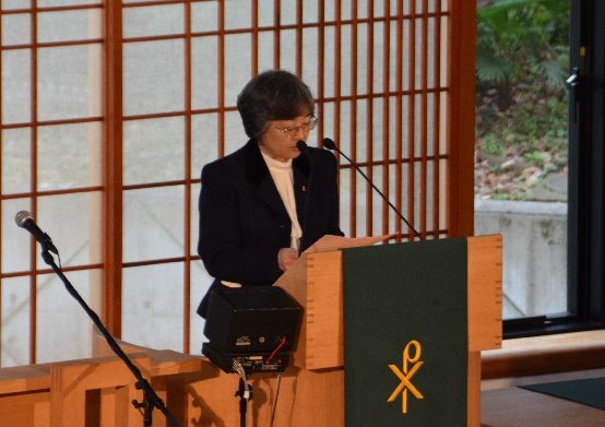 女性大会で証詞を行う藤冨明子牧師。２０１１年１０月１８日、東京淀橋教会で（写真提供：淀橋教会）。