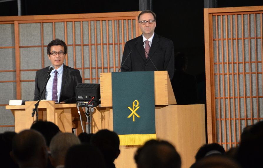 カニンガム博士（右）と通訳の小西直也牧師＝２０１１年１０月１８日、淀橋教会で（写真：同教会提供）