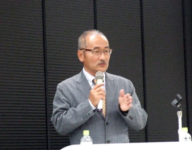講演を行ったサンクゼール代表取締役久世良三氏、２０１１年１０月２６日、東京都港区で。