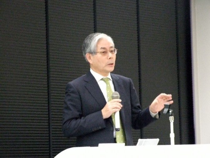 講演を行ったコマツ常務執行役員の日置政克氏、２０１１年１０月２６日、東京都港区で。