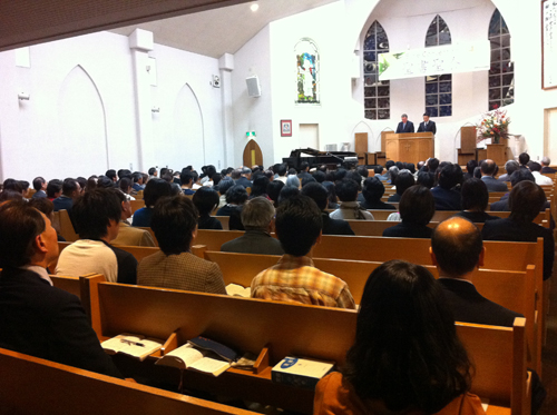 ロジャー・ウィルモア氏の講演に耳を傾ける参加者たち＝１１日、大阪府八尾市のグレース宣教会・グレース大聖堂で