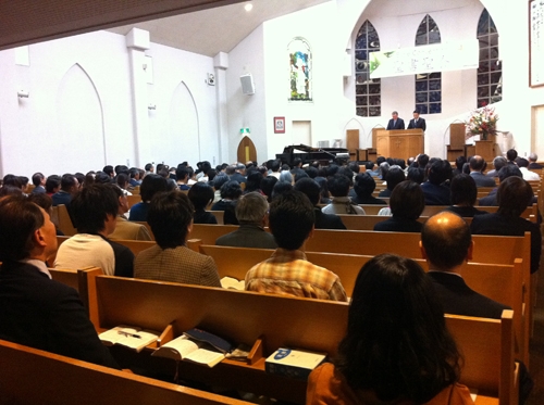 ロジャー・ウィルモア氏の講演に耳を傾ける参加者たち＝１１日、大阪府八尾市のグレース宣教会・グレース大聖堂で