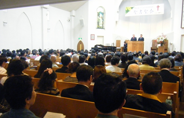 ロジャー・ウィルモア氏の講演に耳を傾ける参加者たち＝１３日、大阪府八尾市のグレース宣教会・グレース大聖堂で