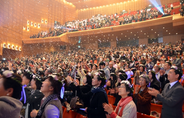 約２０００人収容の会場を埋め尽くす来場者たち＝１６日、長野市のホクト文化ホールで