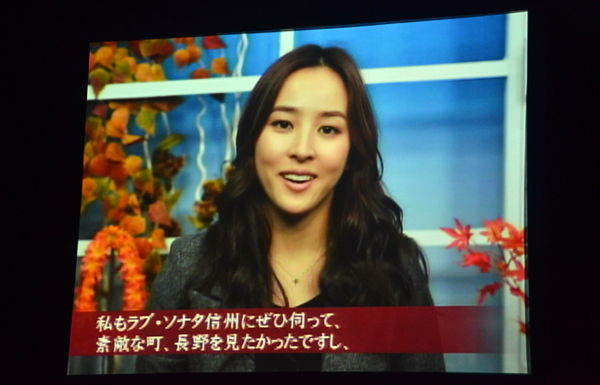 ビデオレターで神の愛を伝える韓国女優のハン・ヘジン＝１６日、長野市のホクト文化ホールで