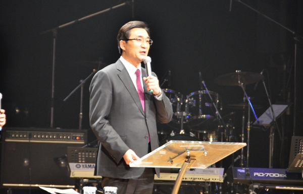 神の愛を語る韓国オンヌリ教会主任牧師のイ・ジェフン氏＝１６日、長野市のホクト文化ホールで