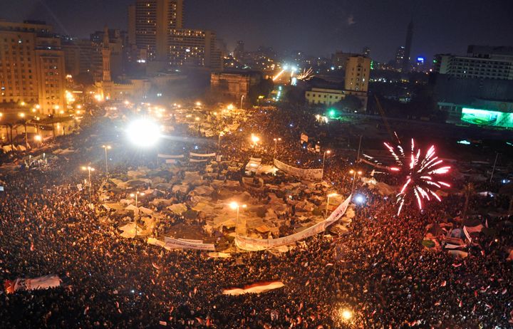 ２月１１日ムバラク政権退陣を受けタハリール広場で行われた祝典の様子（Jonathan Rashad）。 