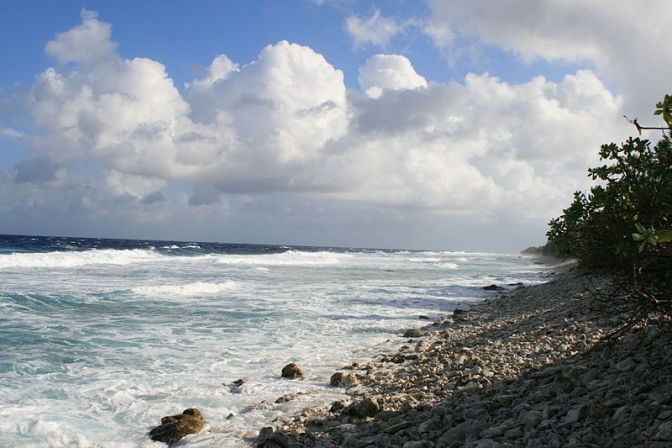  水没の危機に直面するツバル諸島のフナフチ環礁の様子。
