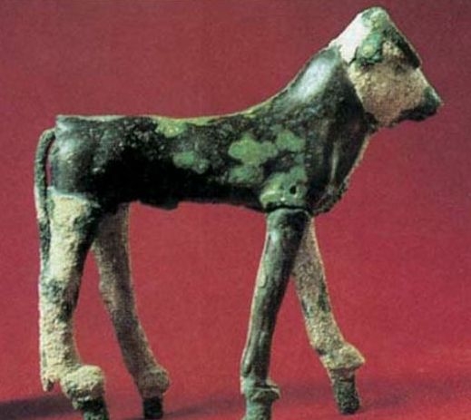 紀元前１６世紀アシュケロン出土の「銀の子牛」（写真提供：聖書考古学資料館）