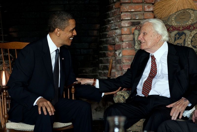 バラク・オバマ米大統領とビリー・グラハム氏、２０１０年４月２５日（写真提供：米ホワイトハウス）