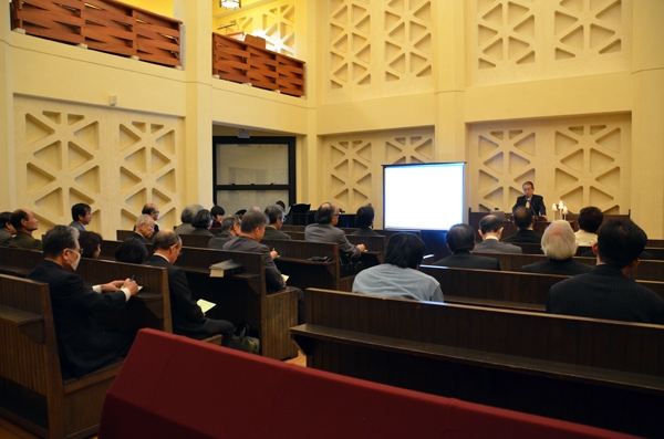 礼拝メッセージに耳を傾ける参加者たち＝９日、東京都新宿区のウェスレアン・ホーリネス教団淀橋教会で