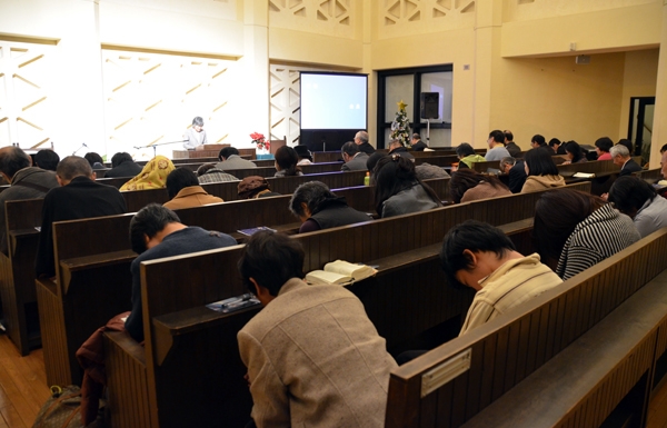 被災地復興を祈る参加者たち＝１１日、東京都新宿区の淀橋教会で
