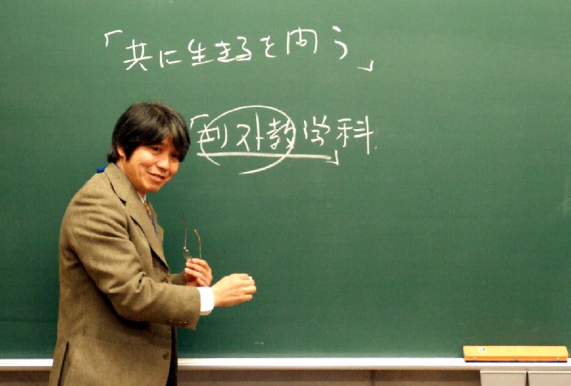 模擬講義を行う石居基夫准教授＝１０日、東京都三鷹市のルーテル学院大学で