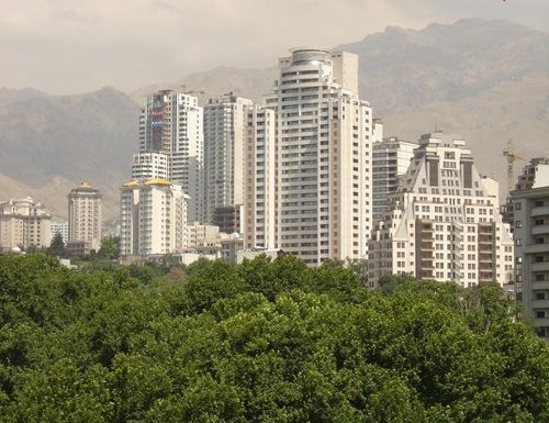  イラン首都テヘランエラーヒーイェ地区の高層建築の様子。