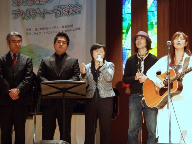 （左から）松本牧師、ビョン・ホギル氏、林美貞氏、塩谷達也氏、神山みさ氏。２０１１年１２月２７日、玉川聖学院（東京都世田谷区）で。