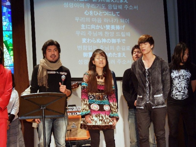 （左から）横山大輔氏、Genuine Grace、Samuelle氏ら。２０１１年１２月２７日、玉川聖学院（東京都世田谷区）で。
