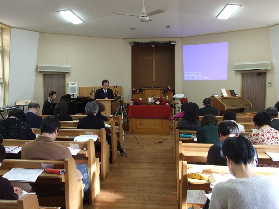 冬期集中公開講座開催前の祈りを捧げる受講生たち。２０１１年１２月１２日、大久保バプテスト教会（東京都新宿区）で。