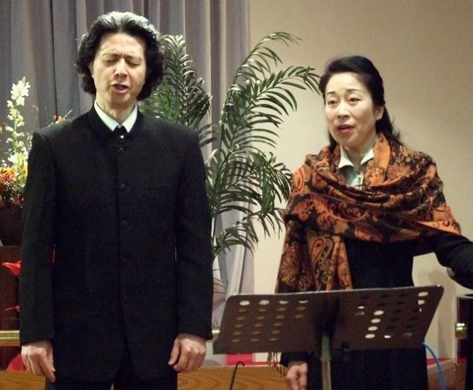 聖会の賛美を担当した稲垣俊也氏、遠藤久美子氏。２０１２年１月１７日、東京中央教会（東京都新宿区）で。