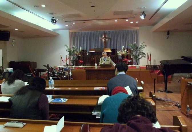 断食祈祷聖会２０１２一般公開集会で中川健一氏とともに祈る参加者らの様子。２０１２年１月１７日、東京中央教会（東京都新宿区）で。