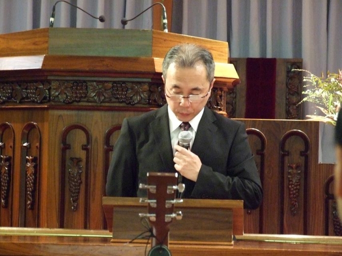 断食祈祷聖会２０１２実行委員長高木康俊氏が祈りを捧げている。２０１２年１月１７日、東京中央教会（東京都新宿区）で。