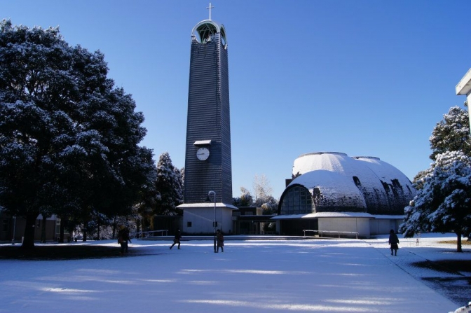 雪が積もったＴＣＵキャンパス。２０１２年１月２４日、東京基督教大学（千葉県印西市）で（写真提供：ＴＣＵ）。