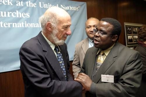リチャード・フォーク教授（左）とナイジェリアのスティーブン大司教（右）、２００３年米ニューヨークで（写真提供：ＷＣＣ） 