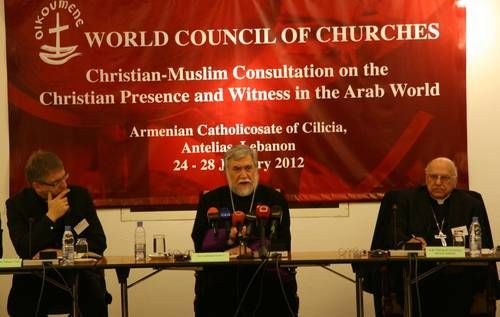 （左から） トゥヴェイト総幹事、アルメニア使徒教会のキリキア総主教アラム一世、ミカエル・サバ主教
