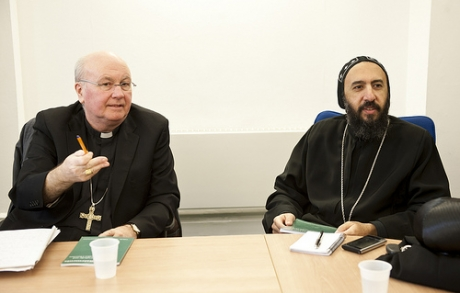  マクドナルド大主教（左）とアンゲロス司祭（写真提供　英カトリックニュース）。
