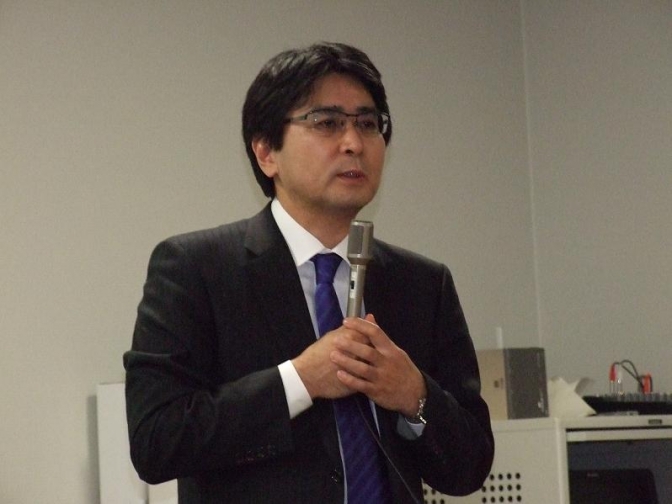 梶山恵司氏、２０１２年２月２日、弁護士会館（東京都千代田区）で。