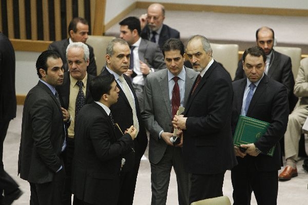 シリアの国連大使バシャル・ジャファリ氏（手前右側）が同僚らと話をしている。２０１２年２月４日、米ニューヨーク国連本部で（写真提供：国連）。 