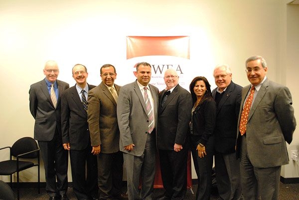 米首都で開催されたＷＥＡサミットに参加したエジプトキリスト教指導者らとタニクリフ代表（写真提供：米ＣＰ）。