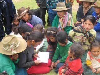ペルーの土着民族が読み方を教えられている。