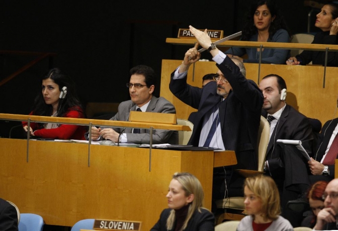  シリア国連大使が国連総会決議案採択投票前に発言を要求している。２０１２年２月１６日、米ニューヨークで（写真提供：国連）。
