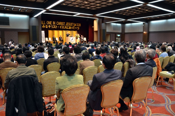 午後７時からの聖会に集う教職信徒ら＝２１日、箱根ホテル小涌園で
