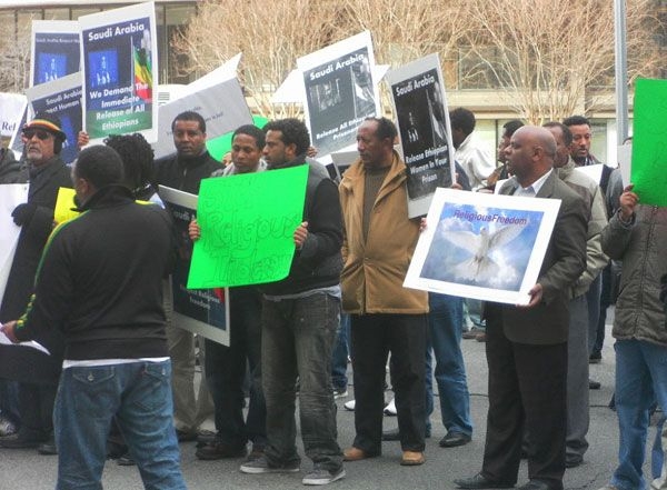  サウジアラビア大使館前で行われた抗議デモ。２０１２年２月２１日、米首都ワシントンD.C.で（写真提供：米CP）。
