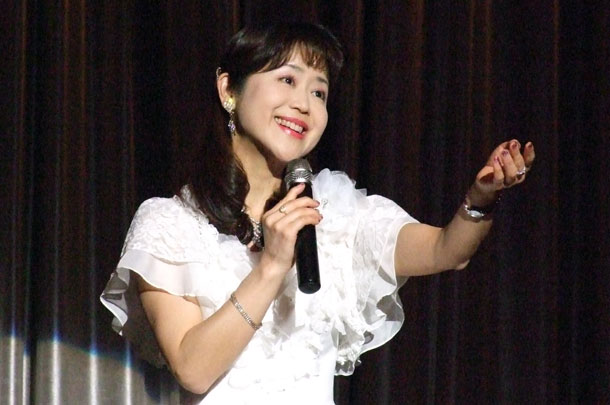 賛美をささげる福音歌手の森祐理さん＝９日、東京都新宿区の京王プラザホテルで