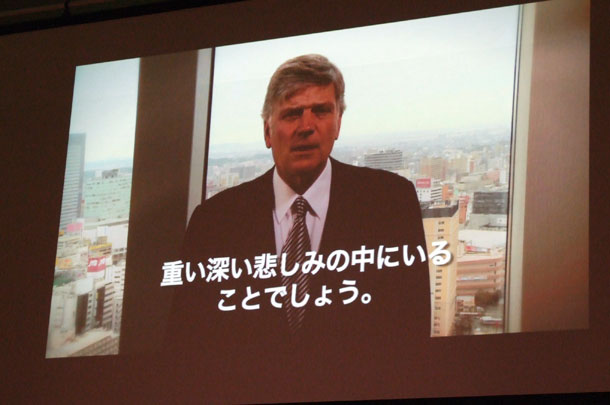 ビデオレターで挨拶するフランクリン・グラハム氏＝１１日、仙台市の東北学院中高等学校礼拝堂で