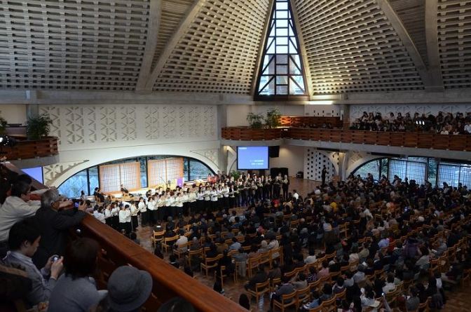 聴衆で満たされた会場の様子。２０１２年３月１１日、東京淀橋教会（東京都新宿区）で。
