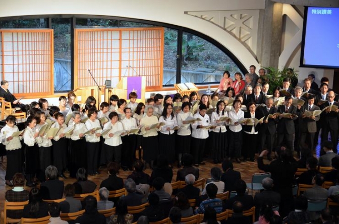 ３．１１連合聖歌隊による賛美の様子。２０１２年３月１１日、東京淀橋教会（東京都新宿区）で。