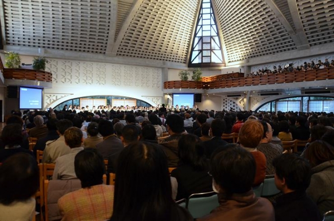 聴衆で満たされた会場の様子。２０１２年３月１１日、東京淀橋教会（東京都新宿区）で。