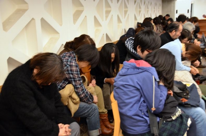 ３．１１超教派一致祈祷会に集った参加者らが共に祈りあった。２０１２年３月１２日、淀橋教会（東京都新宿区）で。