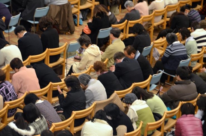 ３．１１超教派一致祈祷会に集った参加者らが共に祈りあった。２０１２年３月１２日、淀橋教会（東京都新宿区）で。