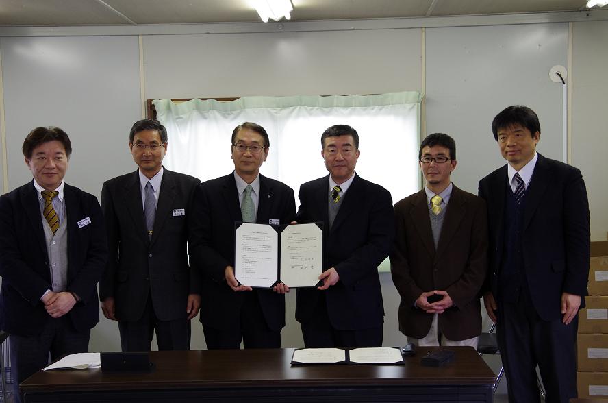 大槌町町長碇川豊氏(中央左)、明治学院大学大西晴樹学長(中央右、現学院長、写真提供：明治学院大学)