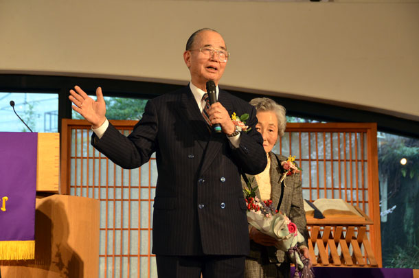 挨拶する奥山実氏＝３月２３日、東京都新宿区のウェスレアン・ホーリネス教団淀橋教会で