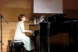 Ｚａｗａｍｅｋｉ（ざわめき）の７年目スタート記念賛美集会で演奏する久米小百合さん＝２１日、東京・お茶の水クリスチャンセンター８階大ホールで